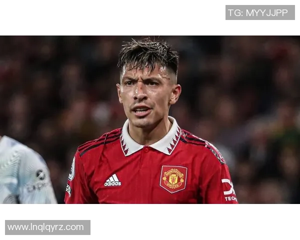 马丁内斯的传奇人生与足球生涯探索：从青涩少年到世界级球星的成长之路